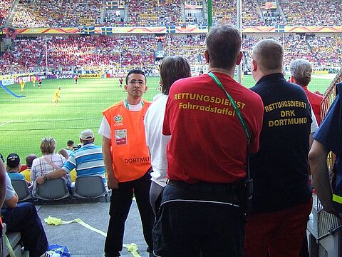 Angehörige des Rettungsdienstes im Signal Iduna Park in Dortmund