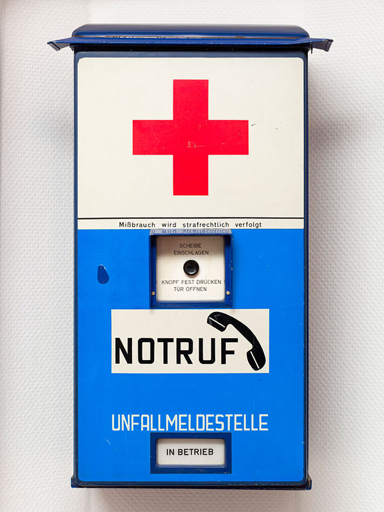Notrufkasten aus den sechziger Jahren im Rotkreuz-Museum Luckenwalde